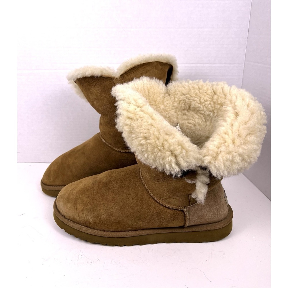 UGG Australia Bailey Button Boots Womens Size 9 Chestnut Sheepskin Classic Short